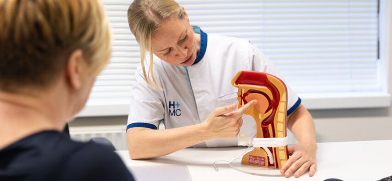 logopedie uitleg aan patient