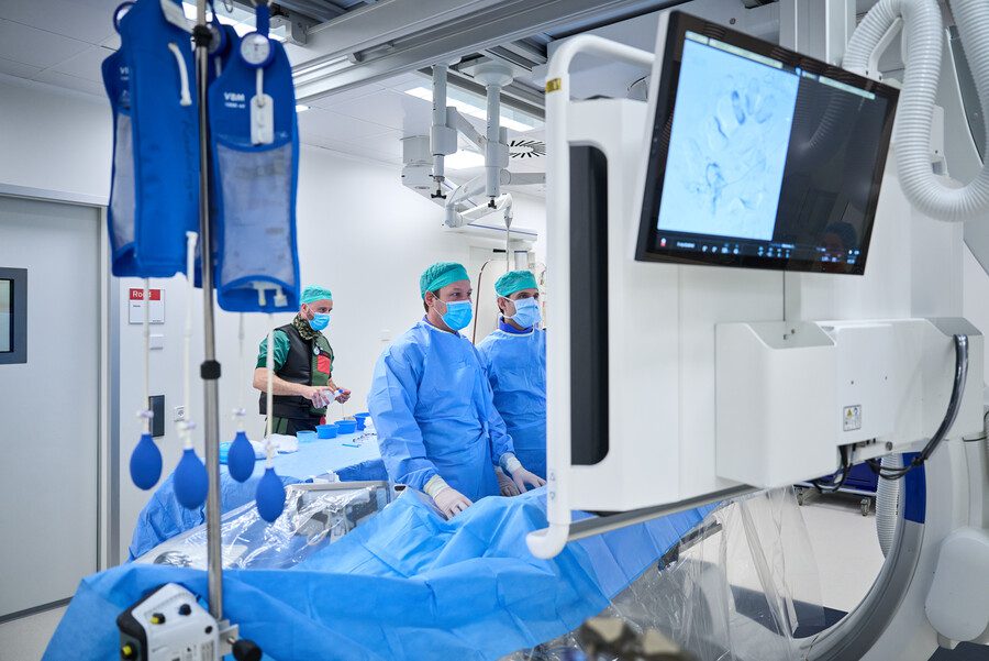 Laboranten die kijken op beeldschermen naar uitslag CT scan