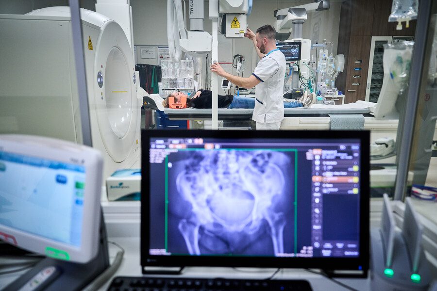 Kamer laborant met foto op beeldscherm