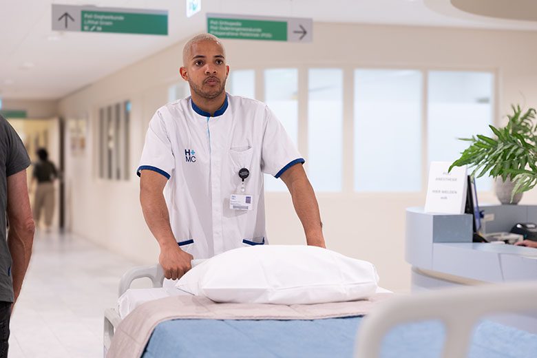 Calvin onderweg naar een patiënt voor een CT-scan.