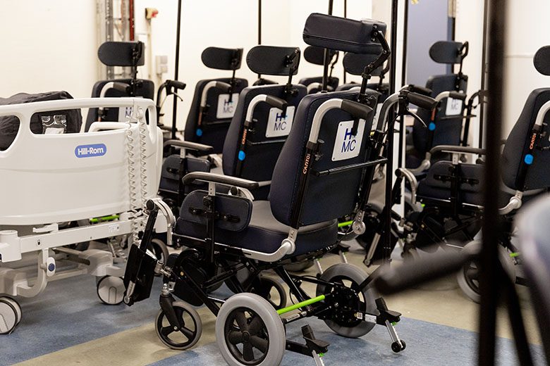 Een centrale plek waar alle ondersteunende zorgproducten worden opgeslagen: veel rolstoelen en bedden.