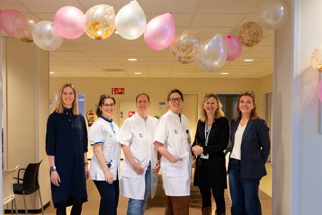 Vrouwen van HMC bij de opening van het vrouwenspreekuur voor vrouwelijke collega's